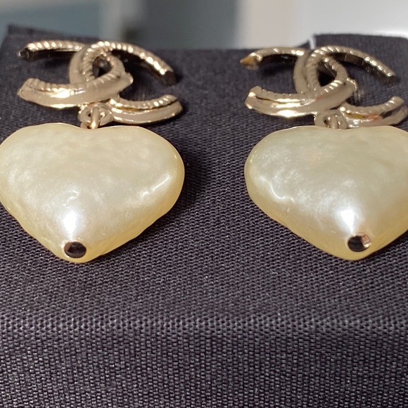 2024 REV CHANEL GOLD CC LOGO HEART SHAPE PEARLS DANGLE EARRINGS - Picture 10 of 11